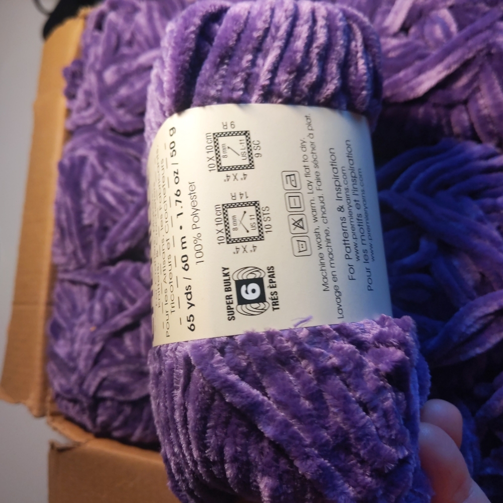 12 SKEINS YARN - Picture 7 of 8